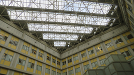 848238 Gezicht op het glazen dak boven de binnentuin, in het hoofdgebouw van het Universitair Medisch Centrum (UMC) ...